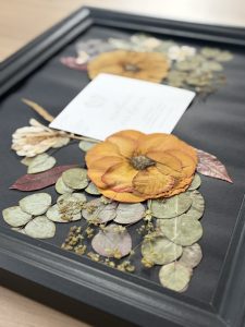 cadre d'un bouquet de mariage préssé et mis sous cadre avec son faire-part