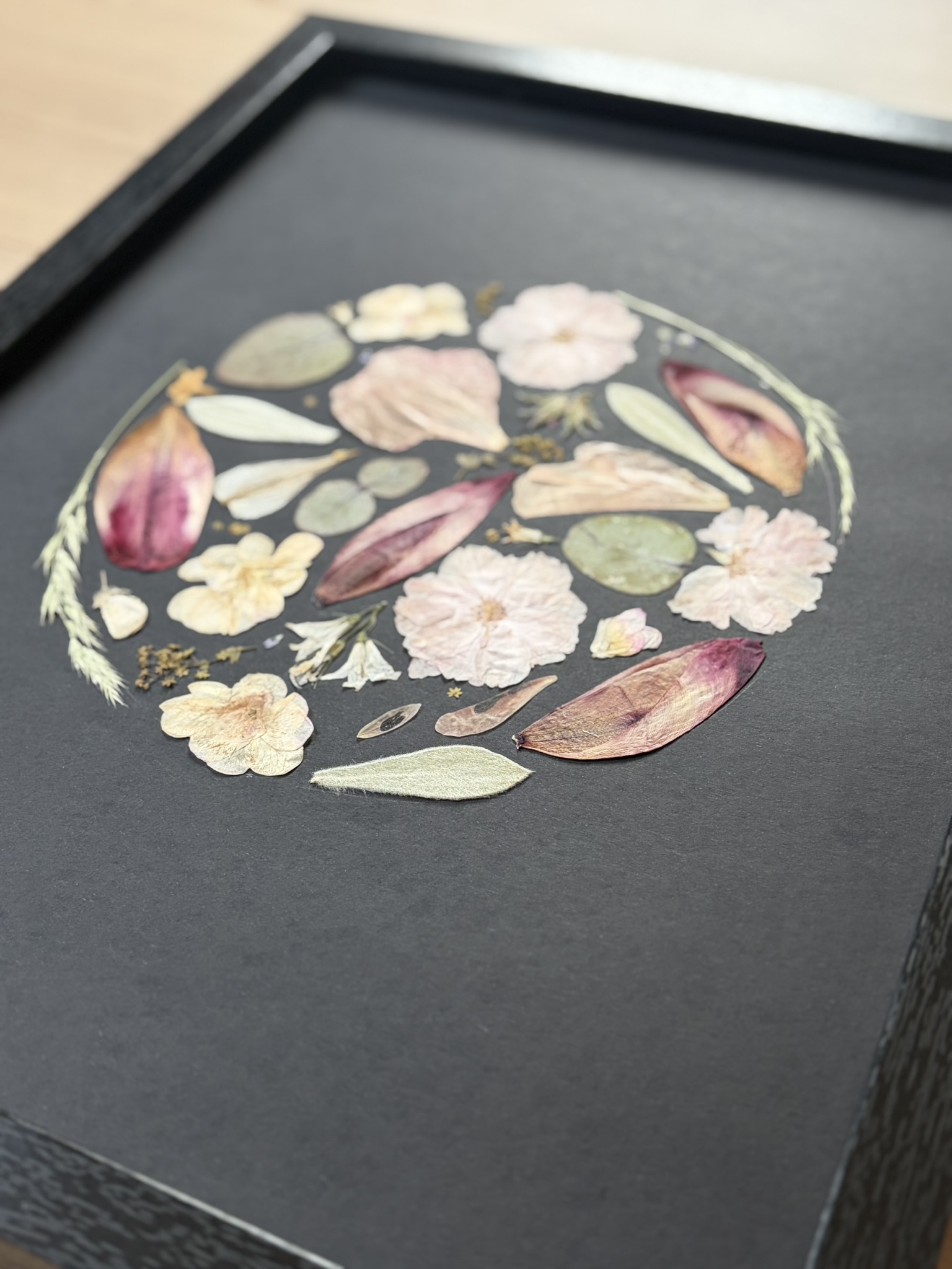 mosaïque de fleurs séchés en cercle