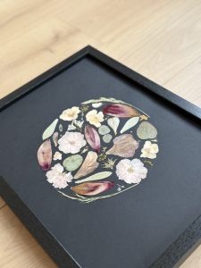fleurs préssées et mise sous cadre en forme de mosaïque en cercle