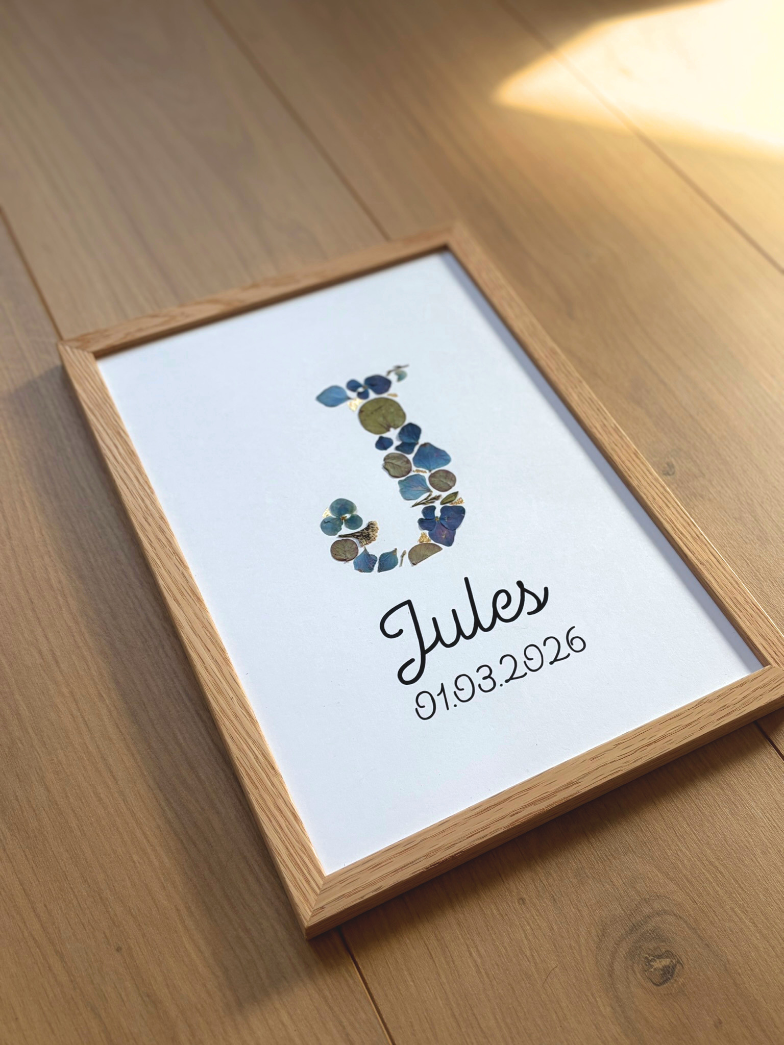 Monogramme personnalisé du prénom Jules. Réalisé à la main en fleurs préssées. Personnalisation avec le prénom Jules et la date de naissance.