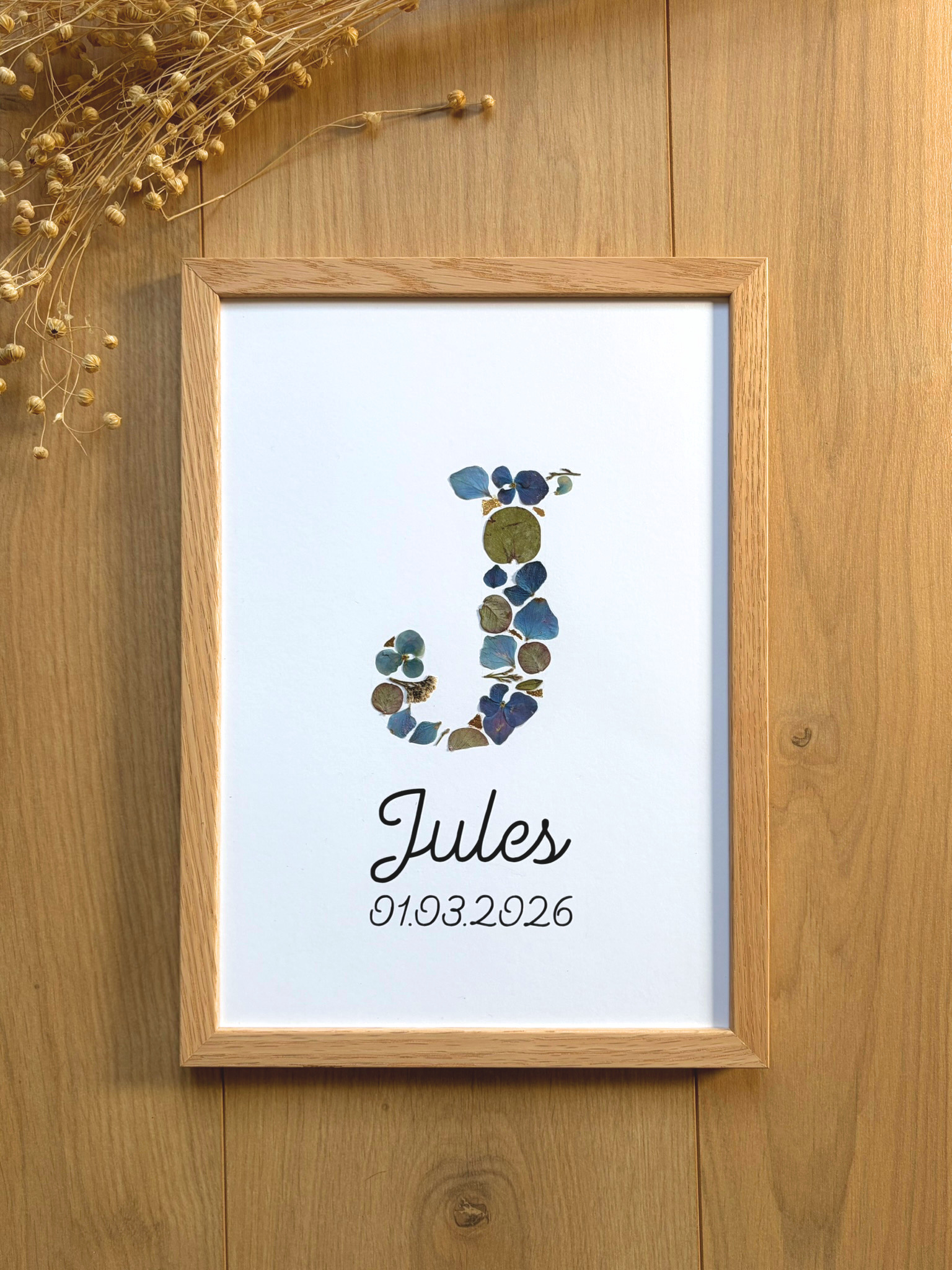 Monogramme personnalisé du prénom Jules. Réalisé à la main en fleurs préssées. Personnalisation avec le prénom Jules et la date de naissance.