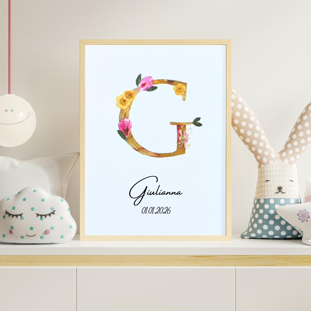monogramme floral réalisé à la main à partir de véritables fleurs pressées. La lettre G, délicatement composée de pétales roses et jaunes, est encadrée de bois naturel pour une finition douce et épurée. Personnalisé avec le prénom Giulianna et sa date de naissance, ce cadre devient un souvenir unique et intemporel, parfait pour célébrer une naissance avec poésie. Le cadre est posée en décoration sur un meuble de chambre de bébé