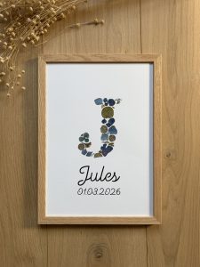 monogramme de naissance en fleurs préssées. La lettre L pour Jules