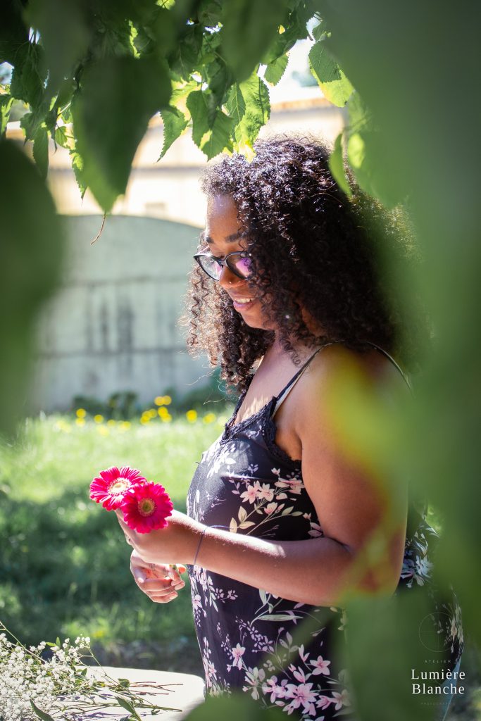 photo de manikastudio crea qui tient dans sa main 2 fleurs mauves