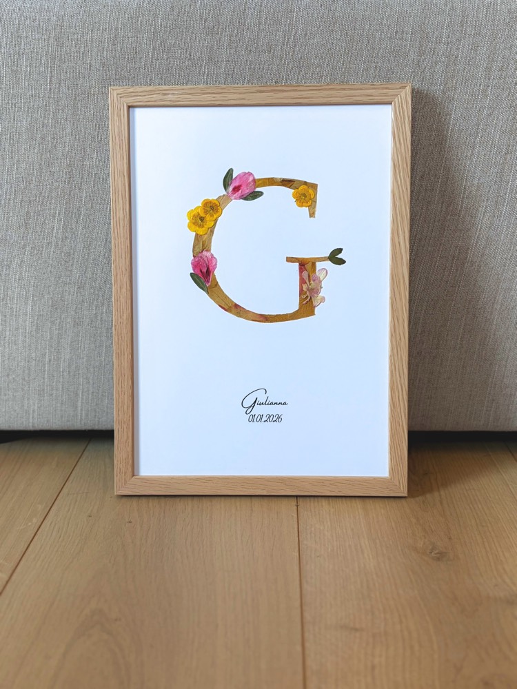 monogramme de naissance en fleurs pressées